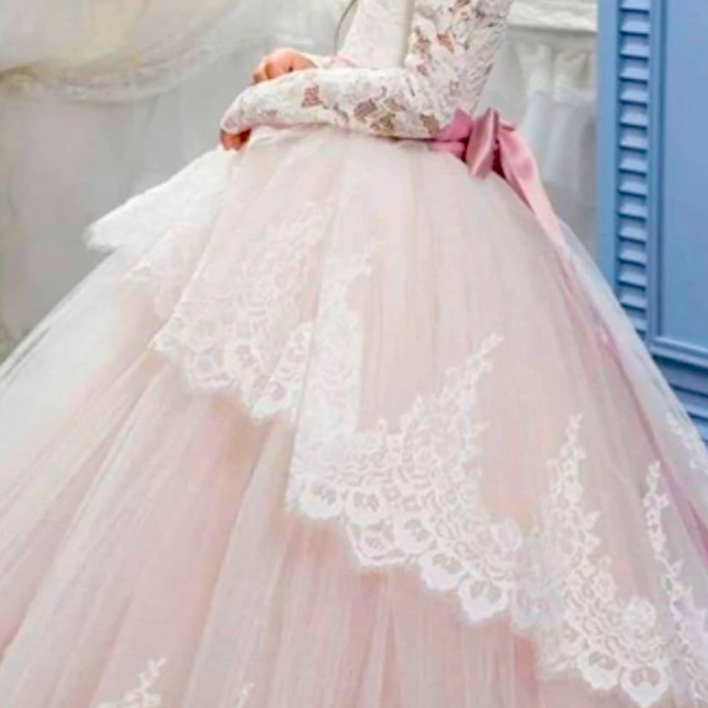 Flower girl dress for age 5-7 years of age.